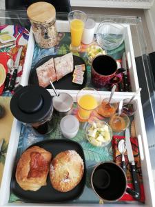 - un plateau de produits pour le petit-déjeuner et de boissons sur une table dans l'établissement Monts Dôme, à Clermont-Ferrand