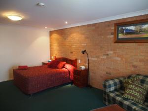 Tempat tidur dalam kamar di Cobar Town & Country Motor Inn