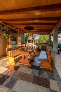 un patio al aire libre con mesa y fregadero en Apartments Villa Verde-Adults Only, en Mušalež