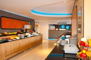 ein Buffet in einem Restaurant mit ausgestellten Speisen in der Unterkunft Flipper Lodge Hotel - SHA Extra Plus in Pattaya