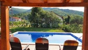 un patio con sillas y vistas a la piscina en Residence Lamba, en Radanovići