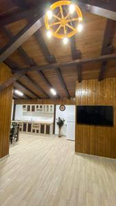 a large room with a ceiling with a chandelier at Casa de lemn in Corbu