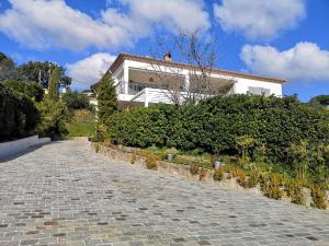 a house on a cobblestone street in front of a building at Villa Heliomar in Cavalaire-sur-Mer