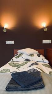 ein Bett mit zwei Kissen darüber in der Unterkunft Bianco - pokoje noclegowe in Częstochowa