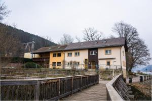 een huis op een brug naast een houten promenade bij Hohlfeld´s Ferienwohnung in Bad Schandau
