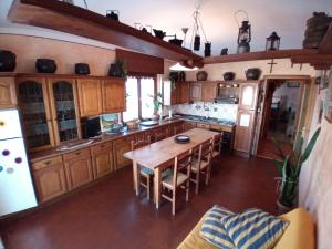 eine Küche mit Holzschränken und einem Holztisch in der Unterkunft Maison du Chasseur in Charvensod