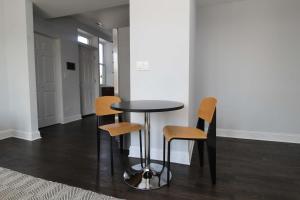 Updated West Town 2BR with Full Kitchen by Zencity