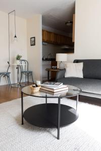 Classic Ravenswood 1BR with Work Station by Zencity