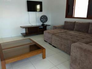 a living room with a couch and a coffee table at Maragogi Praia dos Corais in Maragogi
