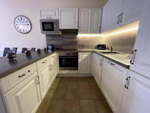 Kuchyň nebo kuchyňský kout v ubytování Apartment 122 Čertovka