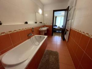 Koupelna v ubytování Apartment 122 Čertovka + 16 fotografií
