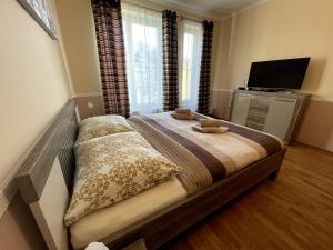 Postel nebo postele na pokoji v ubytování Apartment 122 Čertovka
