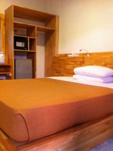 Postel nebo postele na pokoji v ubytování Hotel Karthi Kuta
