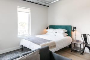 Chic Wrigleyville Studio with Balcony by Zencity