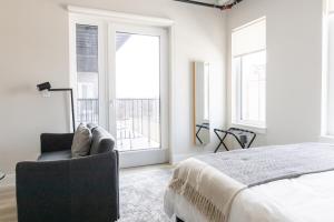Chic Wrigleyville Studio with Balcony by Zencity