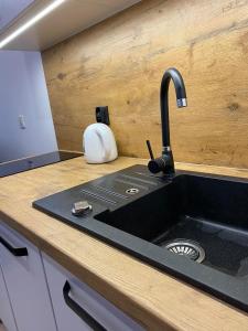 Kuchyňa alebo kuchynka v ubytovaní BALTICUS Promenada Gwiazd 14 A apartament 78