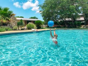 Bazén v ubytování Sun Outdoors Lake Travis nebo v jeho okolí + 8 fotografií