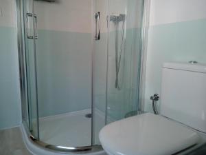 カソルラにあるCazorla Suiteのバスルーム(トイレ、ガラス張りのシャワー付)