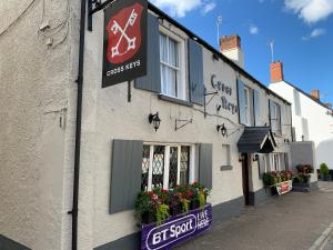 Un edificio con una señal que lee se detiene en The Crosskeys Inn, en Usk