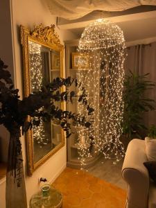 sala de estar con lámpara de araña con luces en Loft avec spa Lourmarin, en Lourmarin