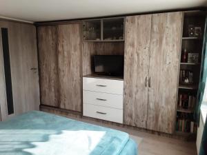 A bed or beds in a room at Tó apartman