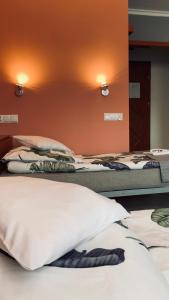 grupa łóżek w pokoju w obiekcie Bianco - pokoje noclegowe w mieście Częstochowa