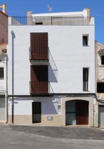 a white building with a staircase on the side at Un moment, casa rural de 4 estrellas in Les Coves de Vinroma