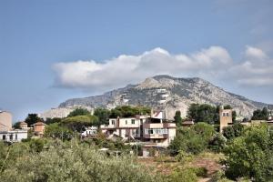 a town with a mountain in the background at Bed and Breakfast Il Girasole in Mondello