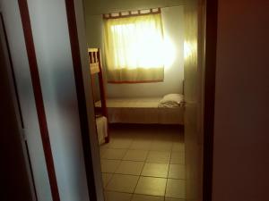 バーハ・デ・ジャクイーペにあるCASA SOL NASCENTEのベッドと窓のある小さな部屋