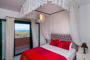 Un pat sau paturi într-o cameră la Villa Mare e Monti +42 fotografii