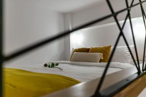 ein Schlafzimmer mit einem Bett mit einer gelben Decke in der Unterkunft Jolie maison Volos in Volos
