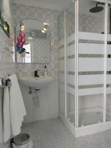 a bathroom with a shower and a sink at Casa de la abuela Tere Caminito del Rey, Valle de Abdalajís, Málaga in Valle de Abdalagís