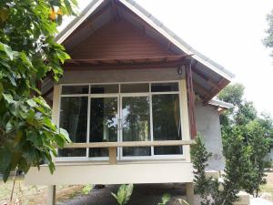 ein kleines Haus mit einem großen Fenster in der Unterkunft Hallo Villa Khanom in Khanom