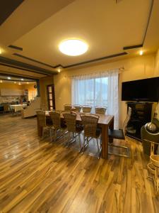 ein Esszimmer mit Tisch und Stühlen in der Unterkunft Panorama Challet in Gura Râului