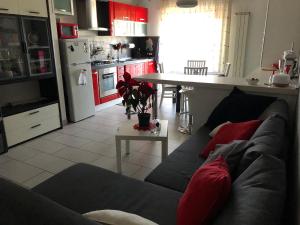 un soggiorno con divano e una cucina di Appartamento laurentum a Torvaianica