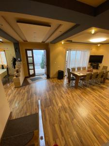 ein Wohnzimmer mit Esstisch und Stühlen in der Unterkunft Panorama Challet in Gura Râului