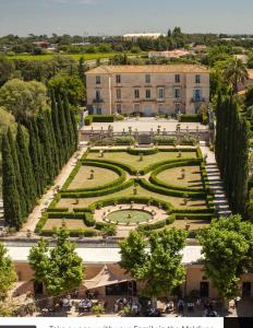una vista aérea de un jardín frente a un edificio en VAM STUDIO MONTPELLIER, en Montpellier