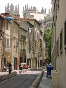 una calle de la ciudad con edificios y un coche en la carretera en VAM STUDIO MONTPELLIER, en Montpellier