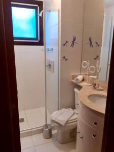 ein Badezimmer mit Dusche, Toilette und Waschbecken in der Unterkunft Resort com Natureza no Centro in Gramado + 16 Fotos