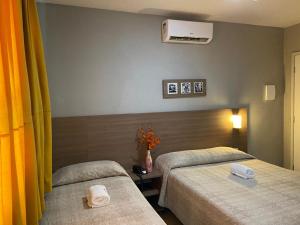 una habitación de hotel con 2 camas en una habitación en Hotel Saveiro en Recife