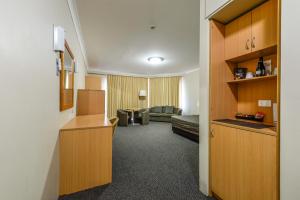 um quarto de hotel com um corredor com uma sala de estar em Golden Guitar Motor Inn em Tamworth