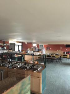 - une cuisine avec une cuisinière dans une chambre dans l'établissement Hope Inn, à Lenox