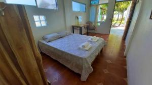 1 dormitorio con 1 cama con 2 toallas en Hotel Pura Natura Beachfront Tortuguero en Tortuguero