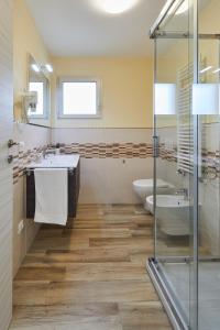 Casa da Giulio في كابانّوري: حمام مع مغسلتين ودش