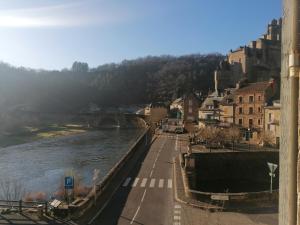 un puente sobre un río junto a una ciudad en Gîte Les Pieds dans l'Olt - Ultreïa, en Estaing