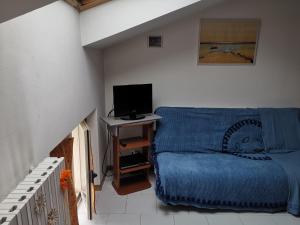 - une chambre avec un lit et un bureau avec une télévision dans l'établissement Monolocale Stella, à San Benedetto del Tronto