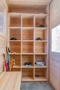 una stanza con scaffali in legno in una sauna di Chalet "Le Lorgnon" a La Salle-les-Alpes