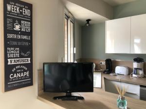 a television sitting on a table in a kitchen at Bel appartement 4 personnes balcon, centre ville in Le Touquet-Paris-Plage