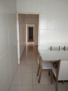 a hallway with a table and a bench in a bathroom at Apartamento Espaçoso Renato Maia in Guarulhos