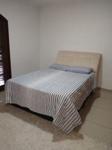 A bed or beds in a room at Apartamento Espaçoso Renato Maia